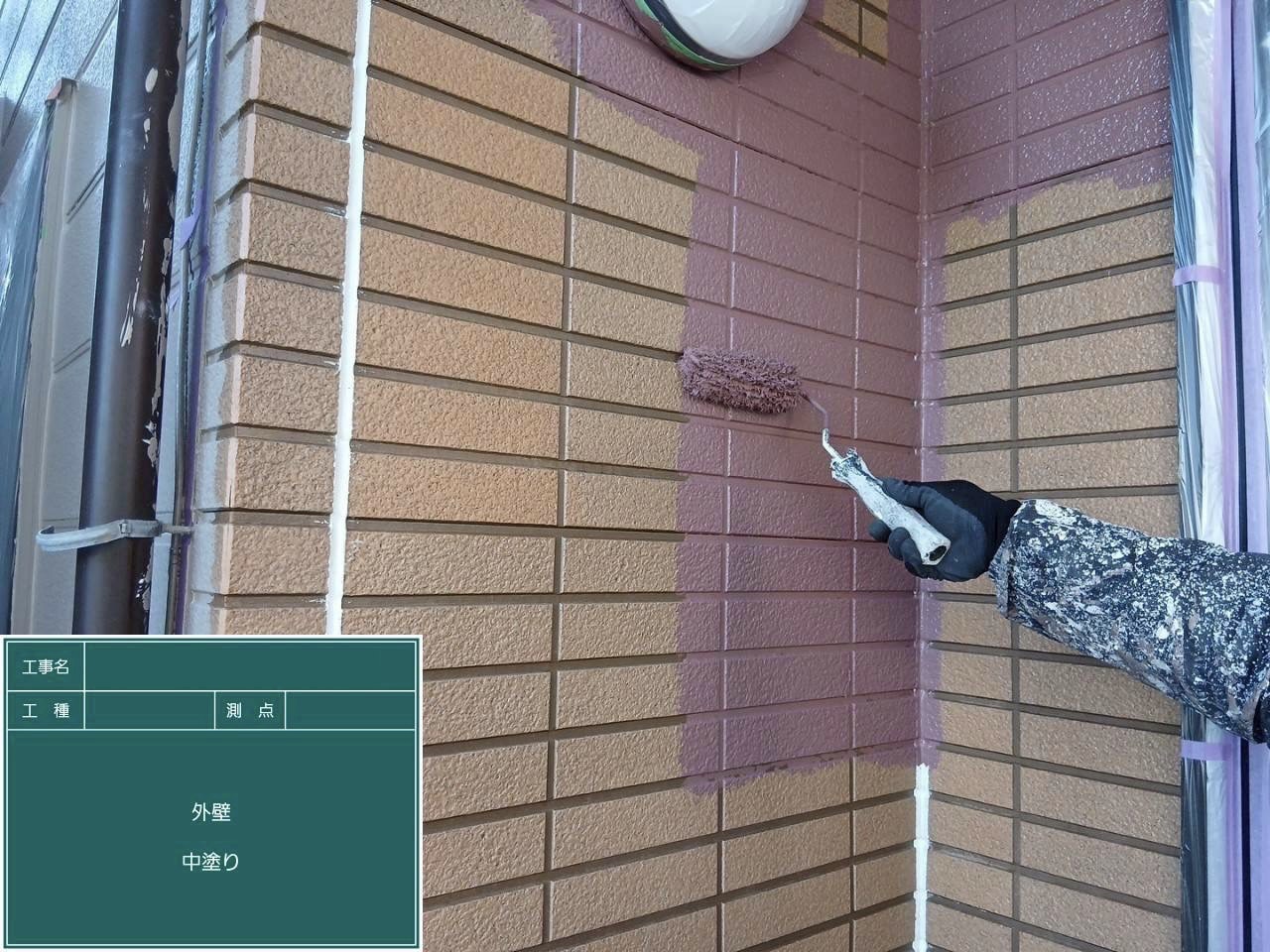 レンガ調の外壁を中塗り塗装